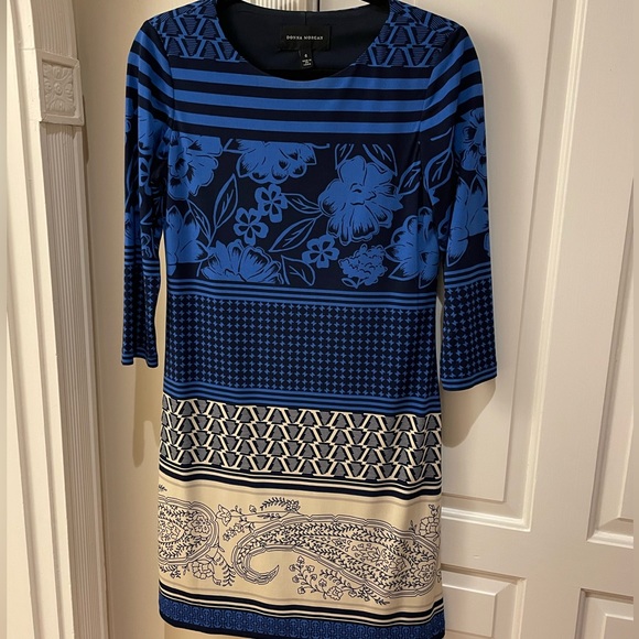 Donna Morgan Dresses & Skirts - Donna Morgan Fitted Jersey Sheath Dress with Blue Floral Paisley Pattern Size 6